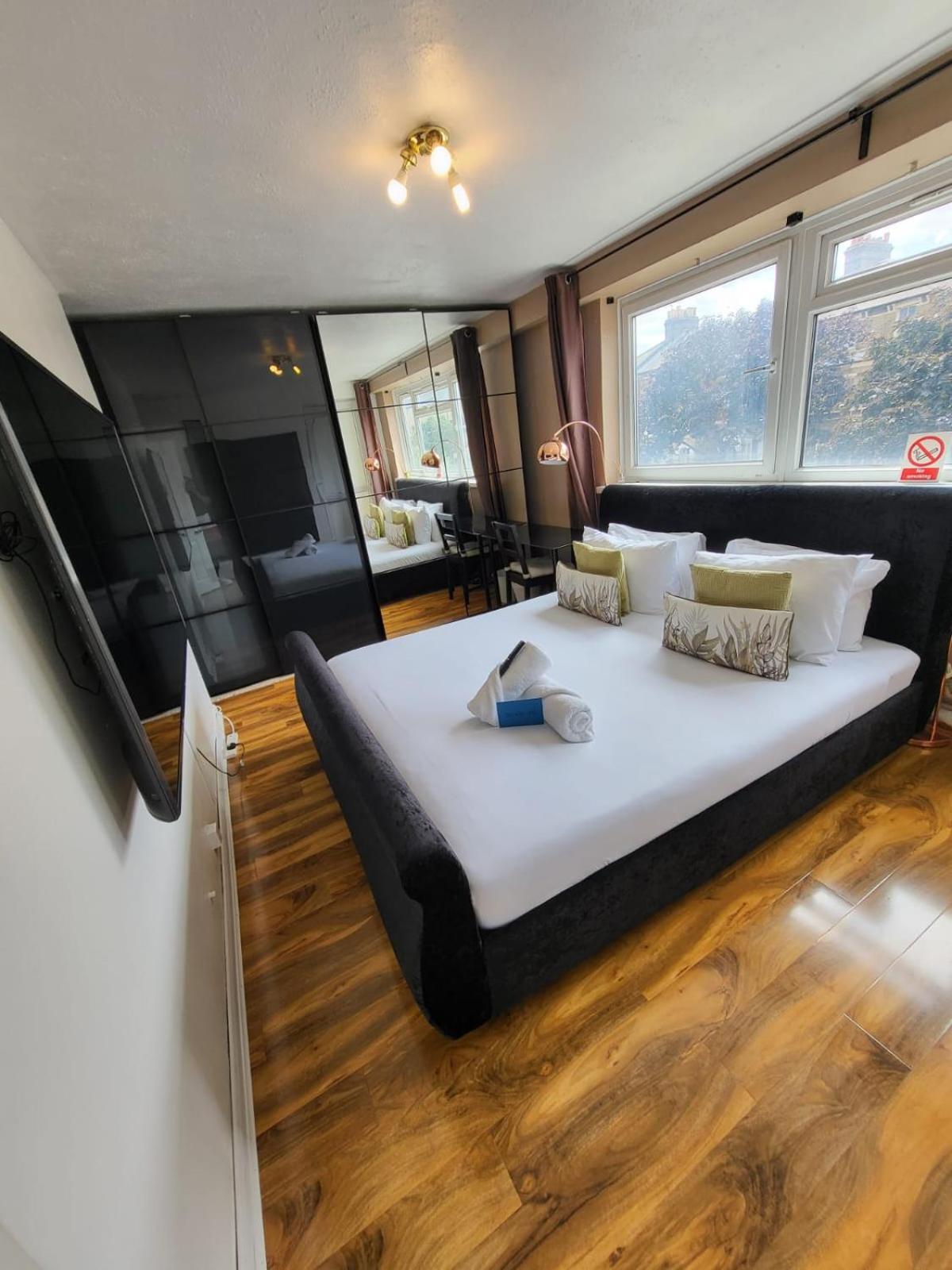 R3 Superking Sized Bed & 75" Tv On The Wall In Clapham Apartment Лондон Екстериор снимка
